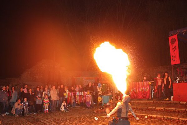 Wettkampf der Feuerspucker auf der Wasserburg Egeln