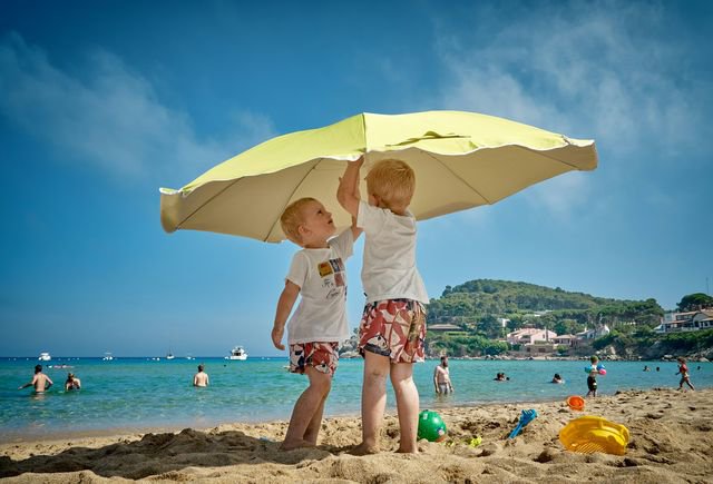 Kinder am Strand